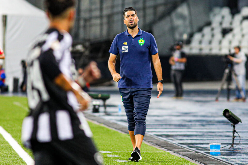 Após passagem pelo Santos como auxiliar técnico, António Oliveira assume seu primeiro time paulista como treinador principal. (Foto: Divulgação/Cuiabá)