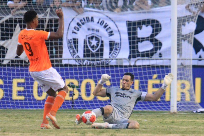 O camisa 9 Carlinhos foi o destaque do duelo ao marcar dois gols. (Foto: Vítor Silva/Botafogo)