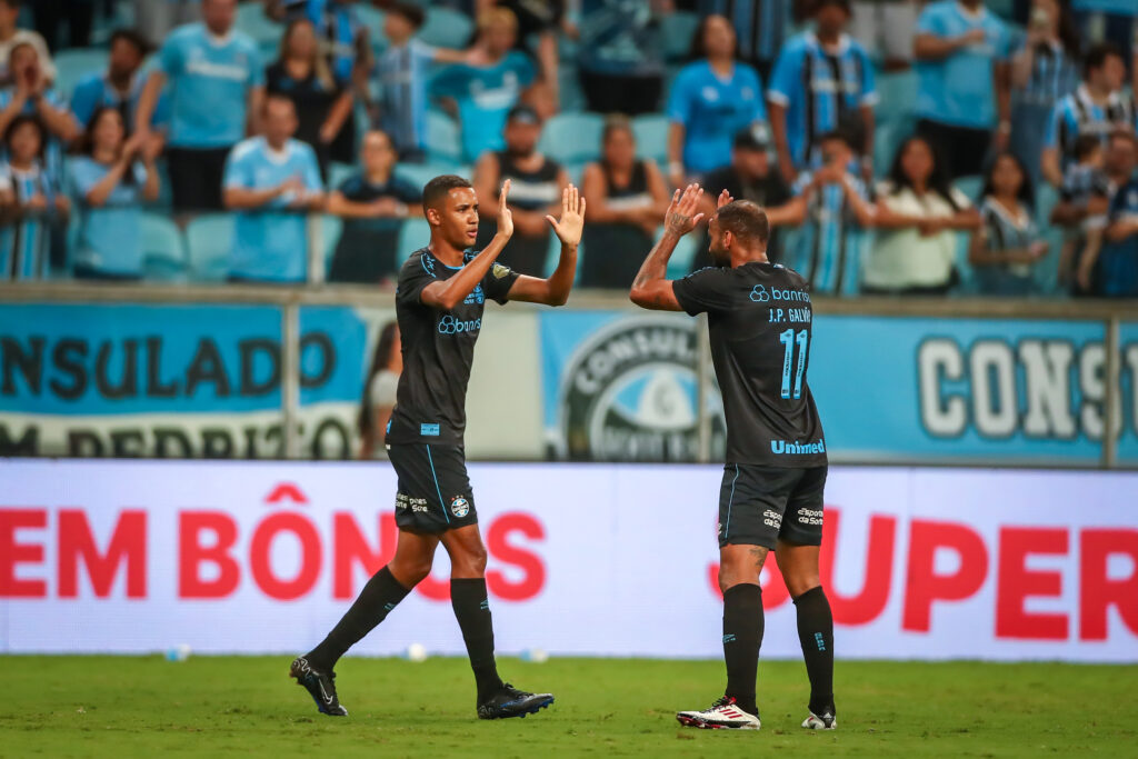 André Henrique e JP Galvão agora terão mais um concorrente pela vaga de centroavante titular do Grêmio. (Foto: Lucas Uebel/Grêmio FBPA)