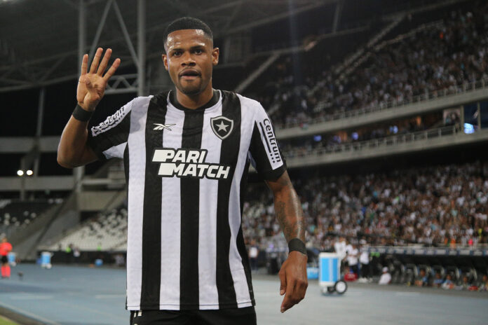 Júnior Santos se tornou profissional aos 23 anos. (Foto: Vitor Silva/Botafogo)