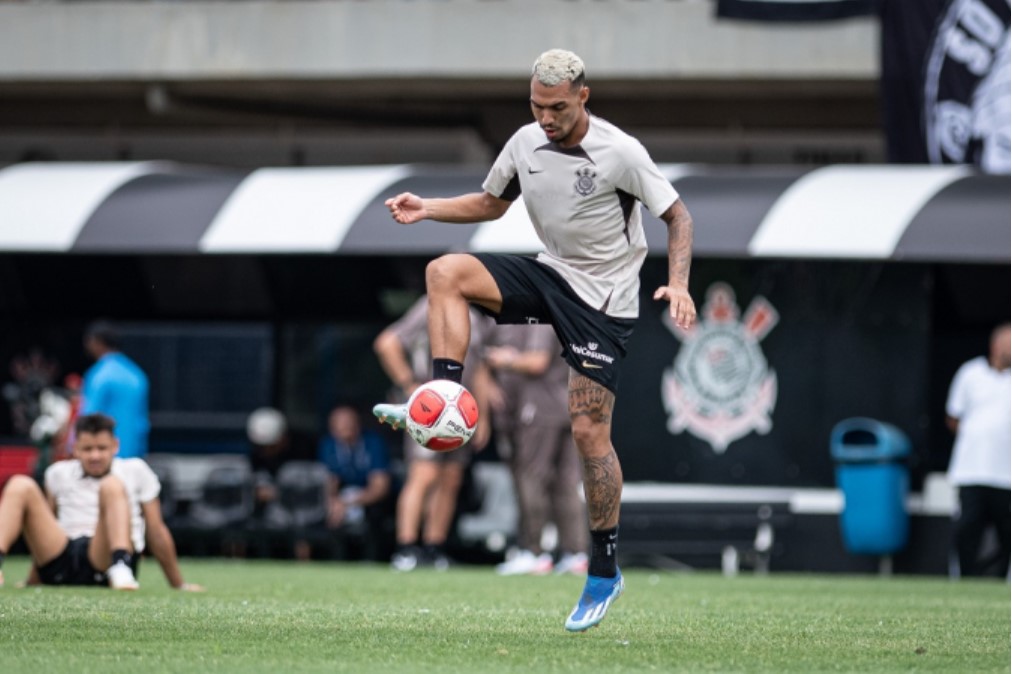 O lateral já chegou a treinar no novo clube. (Foto: Divulgação) 