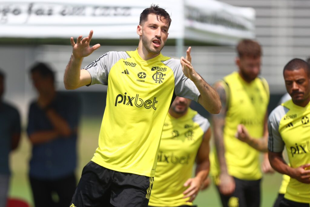 O lateral-esquerdo já voltou aos treinos do Flamengo. (Foto: Gilvan de Souza/CRF)