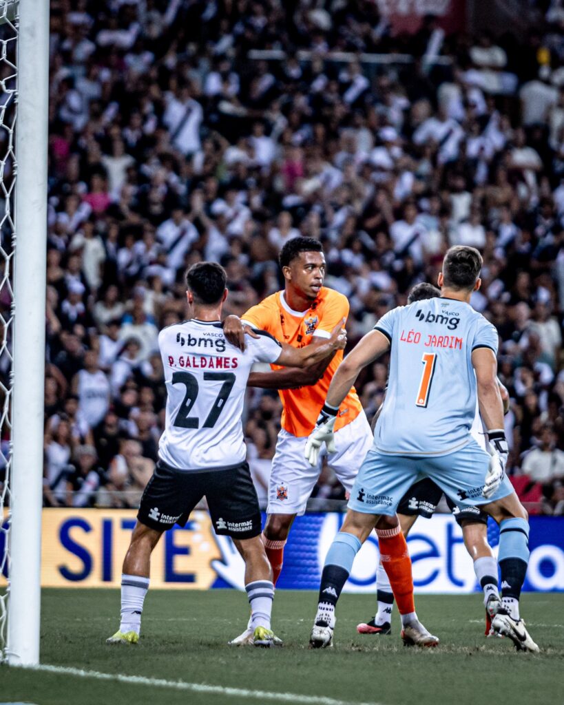 Carlinhos teve várias chances de marcar contra o Vasco da Gama, mas não foi feliz. (Foto: Divulgação/Nova Iguaçu)