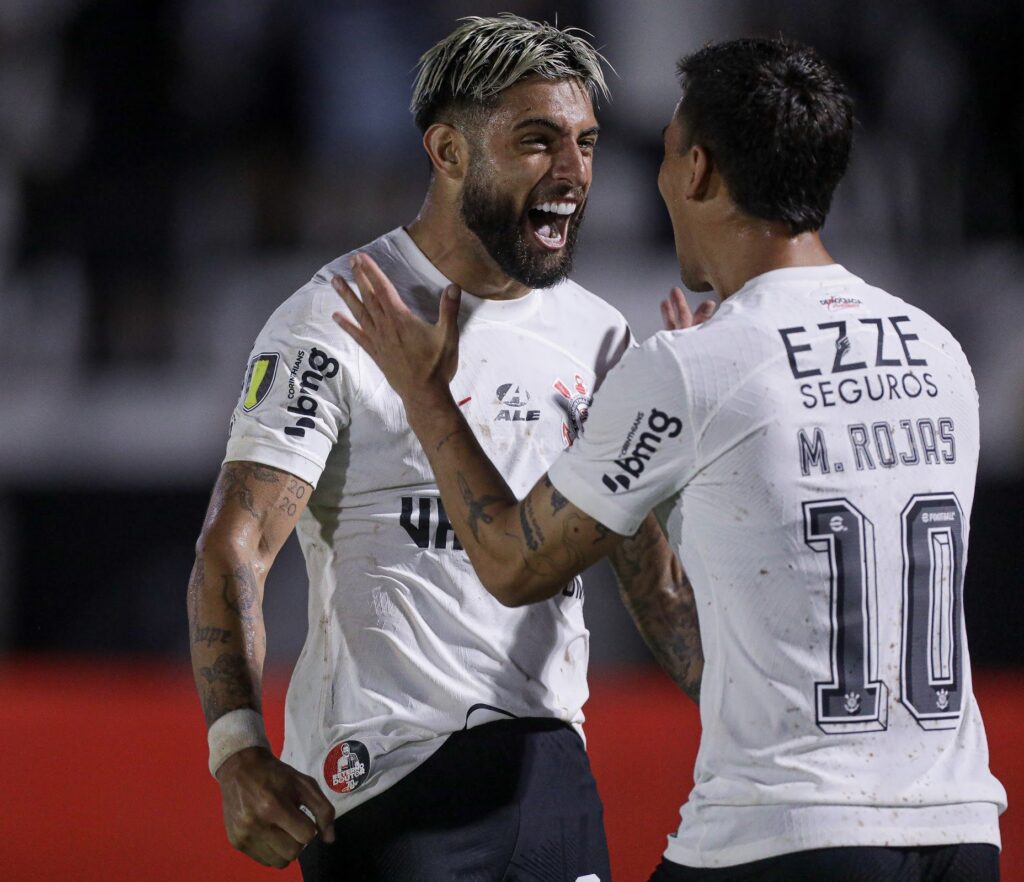 Yuri comemora gol marcado no confronto contra o Botafogo-SP. (Foto: Rodrigo Coca)